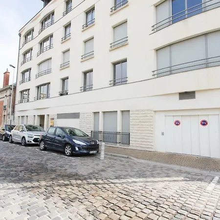 Apartment In Front Of Cathederal ! *